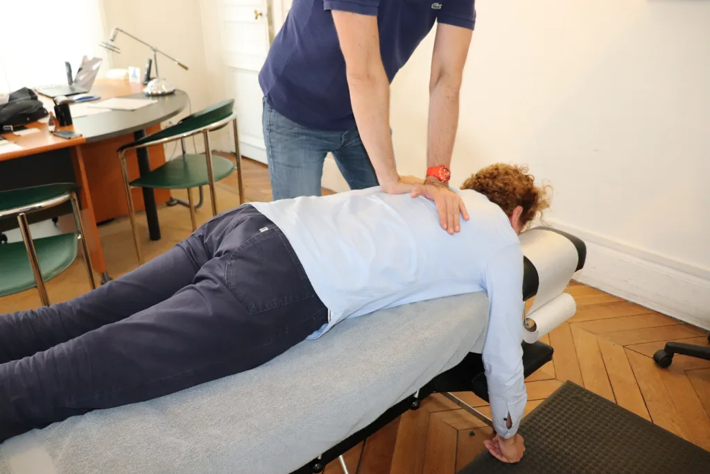 Séance de chiropraxie – ajustement vertébral par Dr François Schnerr, Paris 10